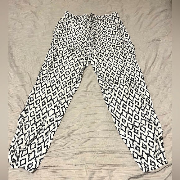 Black and white Patterned pants - Picture 2 of 3